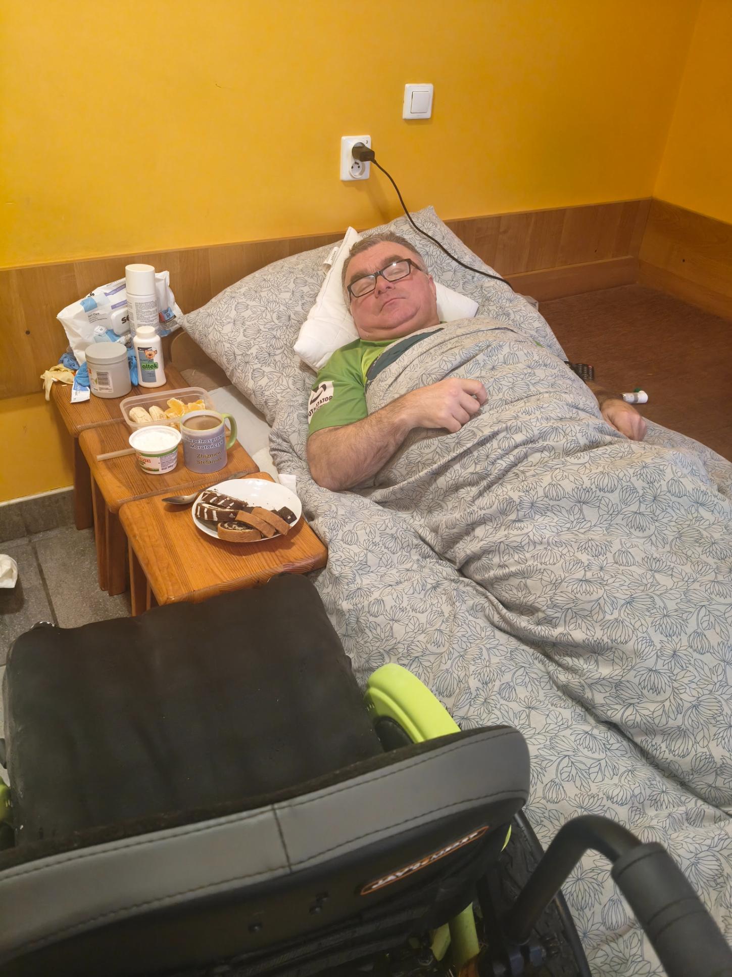 Dziś właśnie z okazji święta trzech króli oraz mrozu odpoczywam w Otwocku. Odpoczywam w  Łóżeczku aby  być zwarty i gotowy na kolejne dni  zbiórki dla Zbyszka.